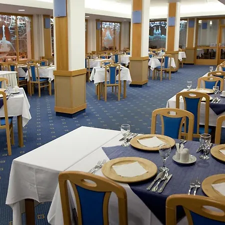 奥洛穆茨赫斯佩里亚酒店 酒店